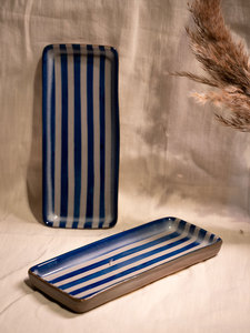 Assiette en grès artisanal cuite à haute température, motif rayures bleu indigo, résistante au micro-ondes, durable, idéale pour servir desserts, gâteaux, hôtels - Product Image 3