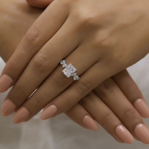 Bague de fiançailles taille radiant, inspirée des feuilles, avec pierres latérales, en or blanc plaqué argent, vintage, unique, florale, alliance de mariage moderne avec diamants - Product Image 4