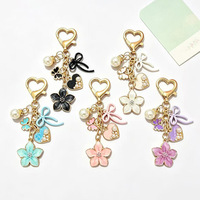 Porte-clés élégant classique avec pendentif cœur et nœud, imitation perle, matériau émail goutte d'huile, porte-clés papillon coloré, accessoires de sac mignons