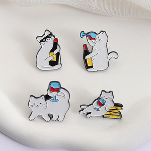 Cartoon Katzen trinken Rotwein Emaille Pins Lustige süße Katze Metall Broschen Kleidung Revers Abzeichen Tiers chmuck Geschenk für Katzen liebhaber - Product Image 3