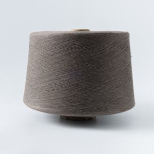 Fil fantaisie en coton 100% cardé OE teint 32S résistant au boulochage pour le tricot à la main, la production de tissage, les couvertures en gaze, excellent rapport qualité-prix - Product Image 1