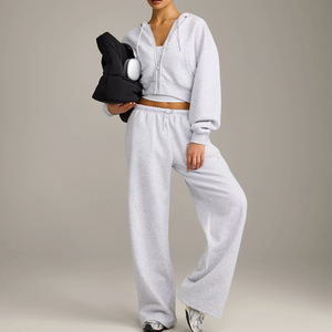 Hauts de sport pour femmes avec logo personnalisé, en coton respirant, coupe ample, à fermeture éclair, à capuche courte, manches longues, style streetwear décontracté - Product Image 2