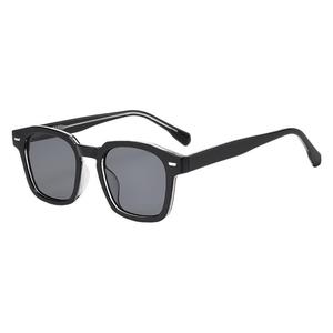 Occhiali da Sole Donna Stile Influencer di Alta Gamma, Perfetti per Instagram, con Montatura Nera Sottile, Design Trendy Rosso a Punta Piatta, Protezione UV400 - Product Image 5