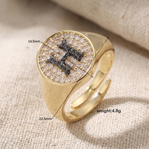 Anello Personalizzato in Ottone con Iniziale dalla A alla Z, Zirconi Placcati Oro, Anello Sigillo Personalizzato Impermeabile Ipoallergenico, Regalo per Donne - Product Image 4