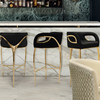 Chaise Chandra à succès : Siège de bar moderne et glamour avec pieds en laiton poli et revêtement en velours