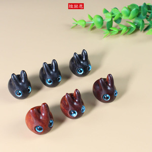 Figurita de conejo tallada en madera de sándalo, decoración redonda pequeña para el hogar, oficina, estudio, colgante DIY, llavero, cadena para teléfono, regalo - Product Image 4