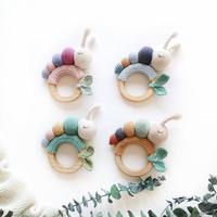 Animaux en crochet faits main en coton (Larve, Abeille, Chat, Baleine, Méduse, Ours) avec hochet à anneau en bois de hêtre, décoration de sapin de Noël
