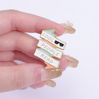 Nouveau produit conception d'explosion chat et amoureux des livres épinglette insigne métal livre livresque collecteur émail broche