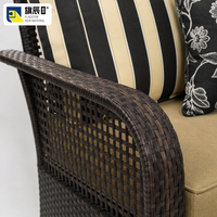 Set Patio Rotan 4 Buah Loveseat 2 Kursi Berlengan Meja Kopi Bantal Bergaris Hitam Putih