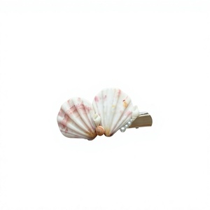 Mini pince à cheveux en perles, faite à la main, écologique, accessoire pour cheveux pour la Saint-Valentin, en provenance du Vietnam, parfaite pour le style quotidien ou la plage - Product Image 1