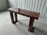 Table d'entrée moderne en marbre Rosso Levanto, rouge profond avec veines blanches, console artistique sur mesure pour hall d'entrée de luxe, villa et hôtel