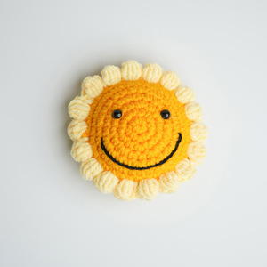 Pendentif tournesol tricoté à la main avec visage souriant, breloque florale en fil pour accessoire vestimentaire, style moderne - Product Image 4