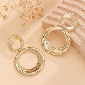 Pendientes de aro de estilo retro y temperamento sencillo, de tamaño universal, con personalidad exagerada, de la boutique Jingciren, para el mercado transfronterizo entre Europa y Estados Unidos. - Product Image 3