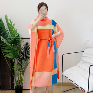 Abito plissettato Miyake 2026 ultimo modello con collo alto, stile casual da donna, con <span class=keywords><strong>forte</strong></span> contrasto di colore, cintura elastica e stampa - Product Image 4