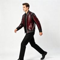 Blouson Bomber en Cuir et Denim Dégradé Rouge Vin Frotté à la Main pour Homme, Luxe, Motif Peau de Vache, Col en V, Style Baseball