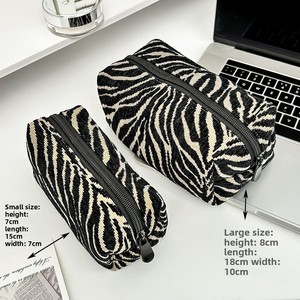 Nueva Bolsa de <span class=keywords><strong>Maquillaje</strong></span> con Estampado de Cebra de Chenilla, Bolsa para Lápiz Labial, Gran Capacidad, con Cierre, Portátil, Lavable, Elegante, para Viaje - Product Image 3