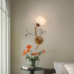 Lampe murale LED moderne minimaliste à fleurs avec cadre en cuivre et abat-jour en verre, éclairage de luxe pour salon, intensité réglable - Product Image 4