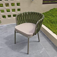 Ensemble de table et chaises de salle à manger carrées modernes pour l'extérieur avec plateau en bois grainé vert, cadre en aluminium, imperméable, pour jardin et balcon
