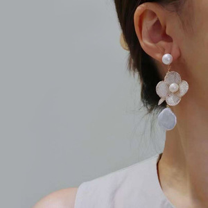 Pendientes Colgantes Florales de Encaje Italiano, Accesorios de Oro de 14K Importados de EE. UU., Joyería de Perlas Naturales de Agua Dulce de Alta Calidad - Product Image 4