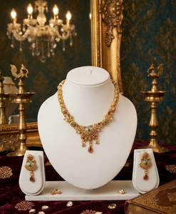 DIVYORO Ensemble collier et boucles d'oreilles haut de gamme en or antique avec un artisanat de précision, bijoux ethniques traditionnels pour femmes - Product Image 1