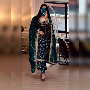 Ensemble de robe traditionnelle indienne pakistanaise pour femmes, en soie brodée vert émeraude, longueur au sol, coupe régulière, toutes saisons - Product Image 1