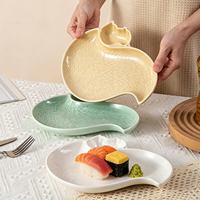 Assiette à sushi en céramique en forme d'écureuil mignon avec logo OEM couleur, assiette spécialisée pour frites, ailes de poulet et raviolis, avec coupelle à sauce