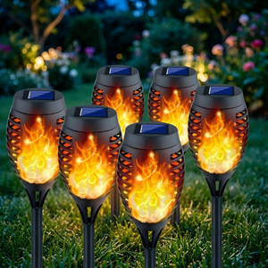 Lampada Solare Retrò a 12 LED <span class=keywords><strong>con</strong></span> Effetto Fiamma, Luce Decorativa <span class=keywords><strong>da</strong></span> Giardino <span class=keywords><strong>con</strong></span> <span class=keywords><strong>Sensore</strong></span> <span class=keywords><strong>di</strong></span> <span class=keywords><strong>Movimento</strong></span> - Product Image 1