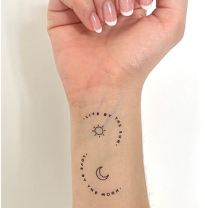 Autocollants de <span class=keywords><strong>tatouage</strong></span> temporaires imperméables personnalisés conception de <span class=keywords><strong>lune</strong></span> de couple pour homme <span class=keywords><strong>femme</strong></span> encre de jus de bras de transfert d'eau de 2 semaines - Product Image 1