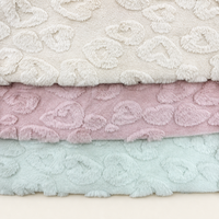 Tissu jacquard tricoté à la chaîne double couche 100 % polyester de haute qualité, motif cœur découpé, super doux pour vêtements et couvertures