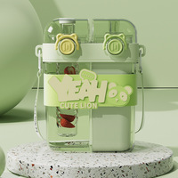 Bouteille d'eau en plastique réutilisable écologique de 750 ml, style dessin animé, avec cordon et manchon en silicone, double fonction de boisson, idéale pour le camping et le sport