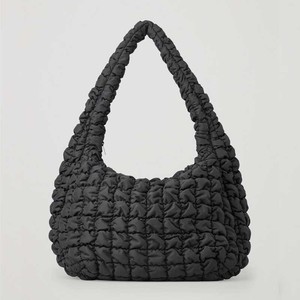 Sac fourre-tout hobo noir surdimensionné en nylon pour femme, nouveau sac à bandoulière matelassé plissé effet nuage, léger et grand format, pour l'automne - Product Image 6
