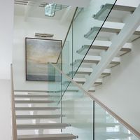 Escalier en tube carré métallique moderne et durable, personnalisé, avec surface antidérapante, garde-corps en verre pour appartement, usage intérieur, hôtel