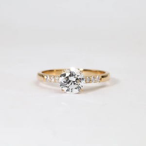 Anillo de Oro Fino con Diamante Redondo Cultivado en Laboratorio, Diseño Art Deco, Minimalista, con Pavé, Regalo de Navidad para Mujer - Product Image 1