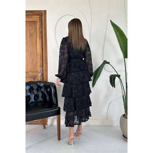 Robe de cocktail noire à volants rayée superposée en gros - Product Image 1