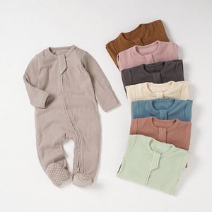 Abbigliamento da Arrampicata per Neonati in Cotone Organico, Design Unisex Avvolgente e Caldo - Product Image 1