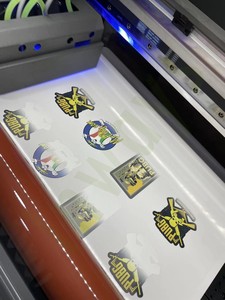 2-In-1 Digitale UV-Inkjetprinter Drie Printkoppen Met Gouden Folie Label En Stickerafdrukfuncties - Product Image 6