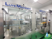 Ligne de production d'usine chinoise pour le rinçage, le remplissage et le capsulage de machines à eau RFC