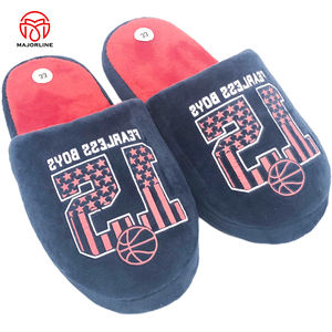 Zapatillas acogedoras de diseñador de moda para hombres o mujeres, zapatillas de interior bordadas de espuma viscoelástica con forro súper suave para interiores - Product Image 3