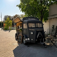 Camionnette à boissons mobile vintage noire personnalisée avec porte-bouteilles en verre et robinet à bière pression pour festival de musique en plein air