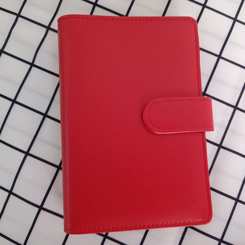 Cubierta de carpeta de presupuesto rojo