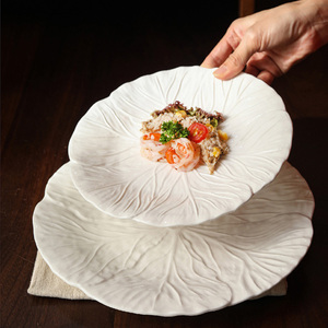<span class=keywords><strong>Assiette</strong></span> à dîner en porcelaine blanche irrégulière avec glaçure <span class=keywords><strong>de</strong></span> chou <span class=keywords><strong>de</strong></span> conception <span class=keywords><strong>de</strong></span> grain <span class=keywords><strong>de</strong></span> <span class=keywords><strong>feuille</strong></span> en relief Technique <span class=keywords><strong>de</strong></span> gravure durable pour les fêtes - Product Image 1