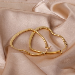 Pendientes de Aro Grandes Más Vendidos, Pendientes de Aro de Acero Inoxidable con Forma de Corazón Simple, Pendientes de Aro Personalizados con Nombre - Product Image 5