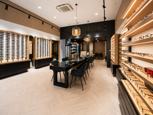 Diseño Personalizado para Ópticas, Mobiliario Completo para Tiendas, Muebles Modernos de Madera de Roble y Metal Negro, Vitrinas para Exhibición de Gafas, Fabricante de Equipamiento para Comercios - Product Image 3