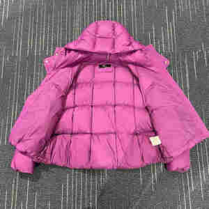 Chaqueta Acolchada con Capucha Extra Grande en Color Fucsia Vibrante, con Ribete de Punto y Bolsillos con Broches, Abrigo Corto Cálido para Invierno, Venta al Por Mayor - Product Image 2