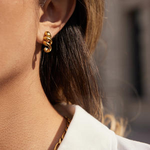 Boucles d'oreilles de style coréen, plaquées or 18 carats PVD, en acier inoxydable, clous minimalistes, bijoux sans ternissement, boucles d'oreilles en spirale pour femmes - Product Image 1