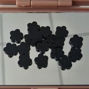 Piedra suelta de ágata ónix negra natural en forma de flor para la fabricación de joyas. - Product Image 4