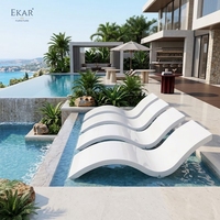 Chaise longue de piscine moderne de luxe en fibre de verre en forme de S pour villa et complexe hôtelier