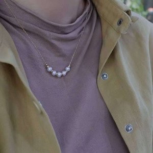 Collar Curvo con Sonrisa en Oro de 14K Hecho a Mano, Colgante de Perla Natural de Agua Dulce, Joyería Fina para Uso Diario y Citas - Product Image 3