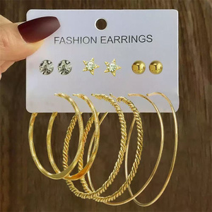 Juego de Aretes de Aro <span class=keywords><strong>y</strong></span> Corazón en Aleación Chapada en <span class=keywords><strong>Oro</strong></span>, Joyería Minimalista Geométrica para Uso Diario para Mujer - Product Image 5