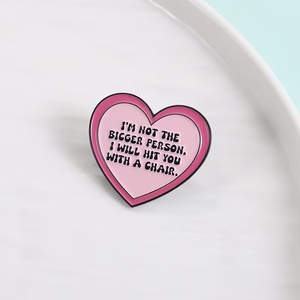 Pin de esmalte con cita divertida: 'No soy la persona más grande, te golpearé', broche de metal para solapa, venta al por mayor - Product Image 4